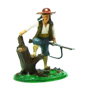 chouan, pied pos&eacute; sur un tronc d'arbre