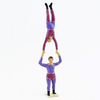 &eacute;quilibriste &agrave; bout de bras au-dessus de l'autre