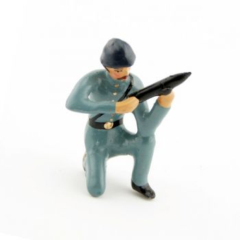soldat &agrave; genoux, avec obus