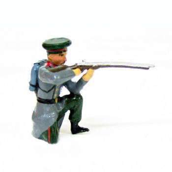 fantassin de l'infanterie russe, à genou, au feu