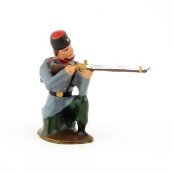 fantassin de l'infanterie russe en Chapska (Toque), &agrave; genou, au feu