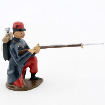 fantassin de l'infanterie de ligne en capote &agrave; genou, fusil en joue