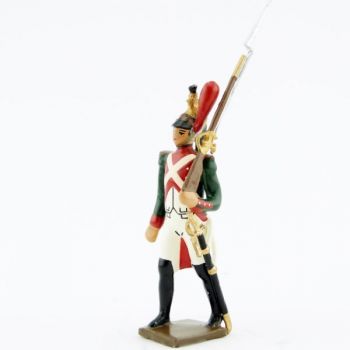 fantassin du 1er rgt de dragons, fusil sur l'&eacute;paule