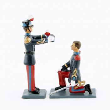 El&egrave;ve 3e ann&eacute;e remettant casoar &agrave; un 2e ann&eacute;e - Saint-Cyr (MHKits)