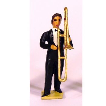 musicien de l'orchestre, debout, jouant du trombone &agrave; coulisse