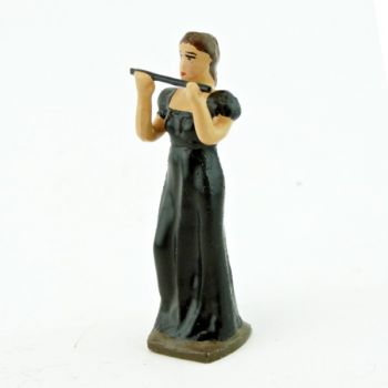 musicienne de l'orchestre, debout, jouant de la fl&ucirc;te