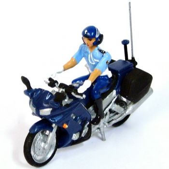 motard de gendarmerie en chemisette sur moto Yamaha FJR 1300