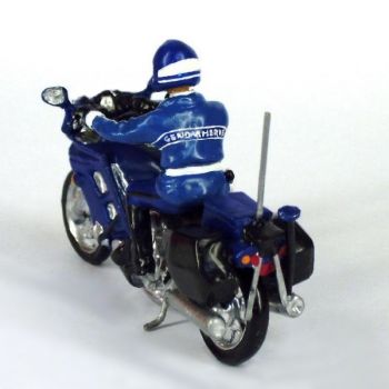 motard de gendarmerie en parka sur moto Yamaha FJR 1300