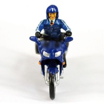 motard de gendarmerie en parka sur moto Yamaha FJR 1300