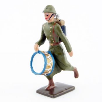 tambour de l'infanterie de ligne en capote kaki &agrave; l'assaut