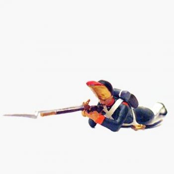 fantassin des grenadiers russes couché, fusil en joue