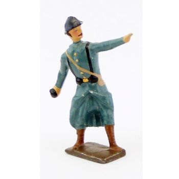 fantassin de l'infanterie de ligne en capote b.h. lan&ccedil;ant une grenade