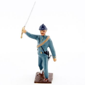 officier de l'infanterie de ligne en tunique bleu horizon &agrave; l'assaut