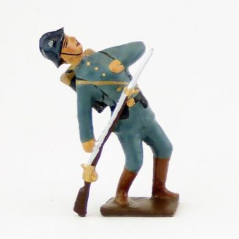 fantassin debout, bl&eacute;ss&eacute; au c&oelig;ur