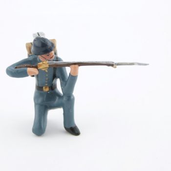 fantassin de l'infanterie de ligne en tunique B.H. &agrave; genou au feu