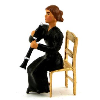 musicienne de l'orchestre assise jouant du hautbois