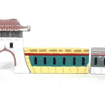 Mur de citadelle chinoise (c&ocirc;t&eacute; gauche de la porte) en pl&acirc;tre ou staturoc