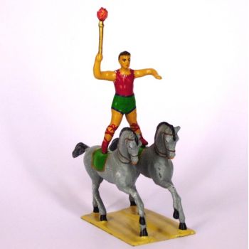 &eacute;cuyer debout sur 2 chevaux, avec flambeau