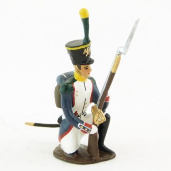fantassin des voltigeurs du 17&egrave;me r&eacute;giment de ligne &agrave; genou, fusil debout