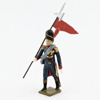 2e porte-aigle des artilleurs &agrave; pied (au d&eacute;fil&eacute;) (1809)