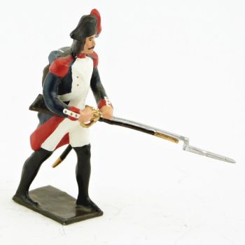 fantassin avan&ccedil;ant, fusil point&eacute; vers l'avant (anc. 0025-012)