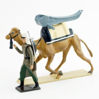 l&eacute;gionnaire en capote tirant un dromadaire avec aff&ucirc;t de canon