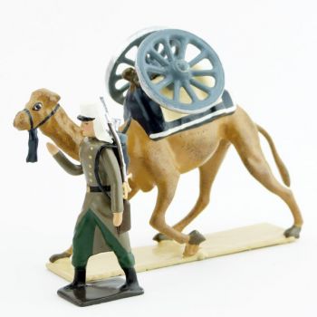 l&eacute;gionnaire en capote tirant un dromadaire avec roues de canon