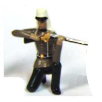 fantassin de la l&eacute;gion &eacute;trang&egrave;re &agrave; genou, fusil en joue