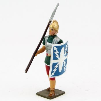 Romain avec lance (javelot) sur l'&eacute;paule, uniforme blanc-or-vert-rouge, bouclier
