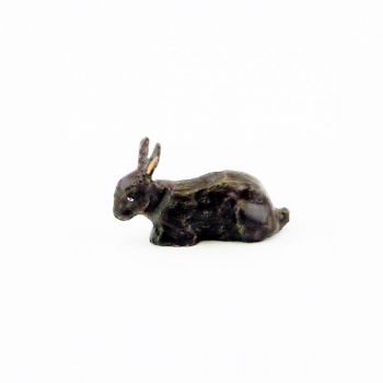 Lapin couché, marron foncé