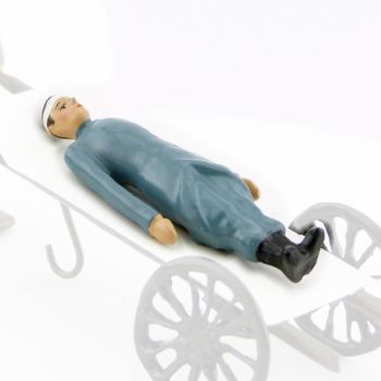 Soldat allong&eacute; en capote B. H., bandage &agrave; la t&ecirc;te (pour Side-Car ou Brancard)