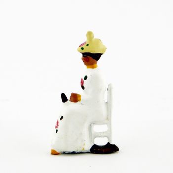 Femme assise en Blanc jaune crème