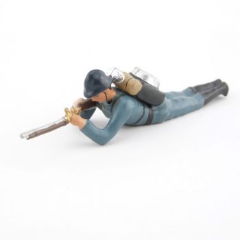 fantassin de l'infanterie de ligne en tunique B.H. couch&eacute; au feu