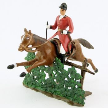 cavalier avec cravache sur cheval alezan sautant haie + barri&egrave;re