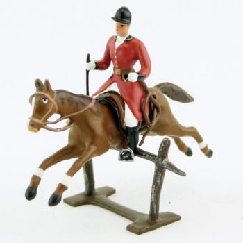 cavalier avec cravache sur cheval alezan sautant barri&egrave;re