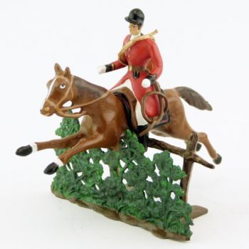 sonneur, trompe autour du corps, sur cheval alezan sautant haie + barri&egrave;re