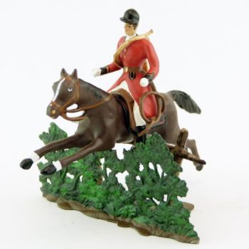 sonneur, trompe autour du corps, sur cheval marron (bai) sautant haie + barri&egrave;re