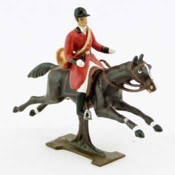 sonneur, trompe autour du corps, sur cheval marron (bai) au galop sur tronc