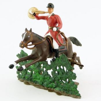 sonneur sonnant de la trompe sur cheval marron (bai) sautant haie + barri&egrave;re