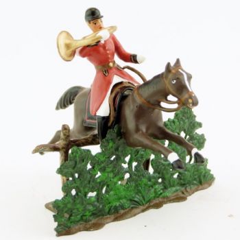 sonneur sonnant de la trompe sur cheval marron (bai) sautant haie + barrière