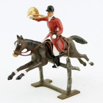 sonneur sonnant de la trompe sur cheval marron (bai) sautant barrière