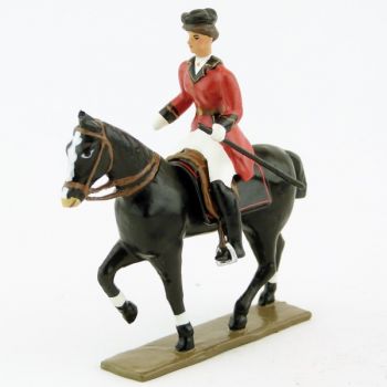 cavali&egrave;re (cravache) sur cheval noir au pas