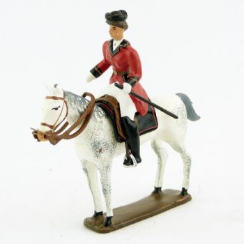 cavali&egrave;re (cravache) sur cheval blanc debout