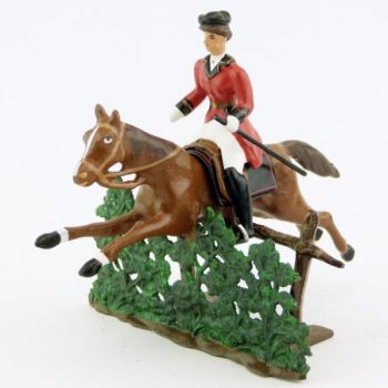 cavali&egrave;re (cravache) sur cheval alezan sautant haie + barri&egrave;re