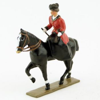 cavali&egrave;re en amazone sur cheval noir au pas