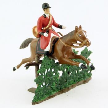 sonneur, trompe autour du corps, sur cheval alezan sautant haie + barrière