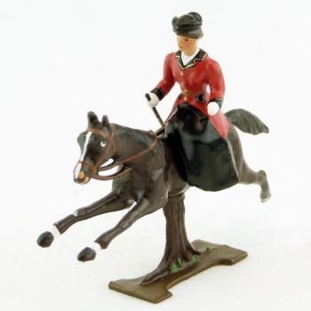 cavali&egrave;re en amazone sur cheval marron (bai) au galop (sur tronc)