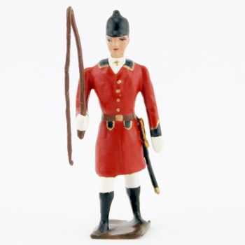 Veneur, veste rouge &agrave; parements noir, avec fouet &agrave; la main