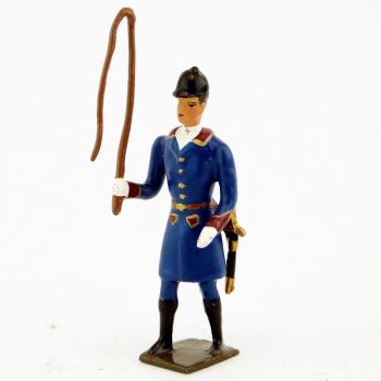 Veneur, manteau bleu Drapeau &agrave; parements bordeaux, avec fouet &agrave; la main