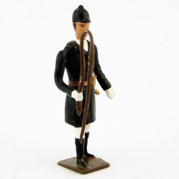 Veneur, manteau noir &agrave; parements noir, avec fouet &agrave; la main